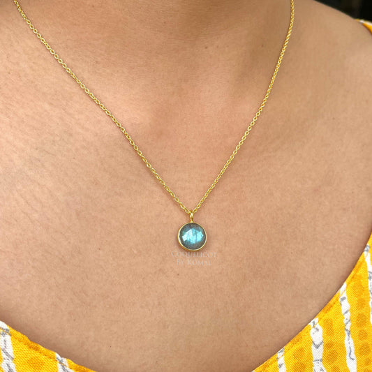 10mm Labradorite pendant placed in a 18 inches chain with 18K Gold polish. Handcrafted jewellery that is a unique spiritual gift.